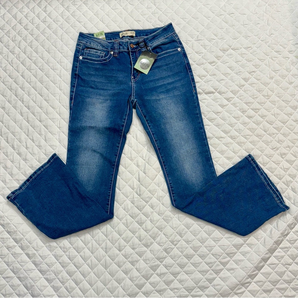 Thread Market Low Rise Women’s New Size 9 Jeans.
